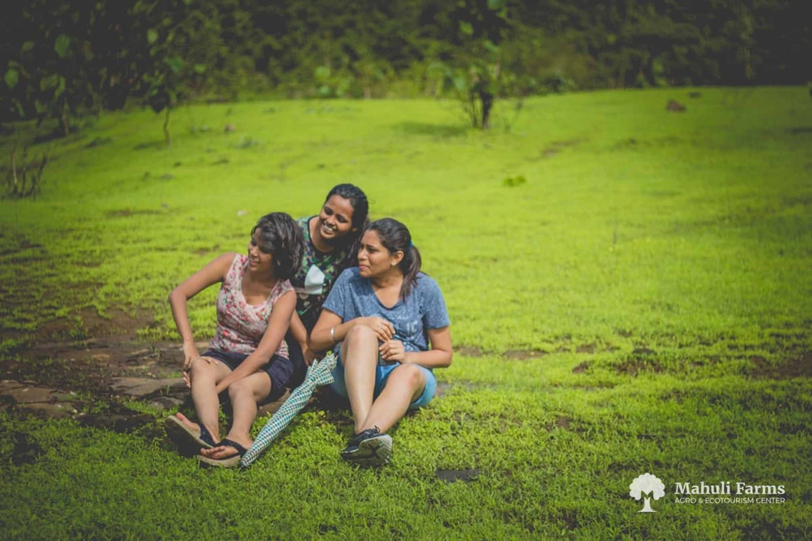Families enjoying the lawn at Mahuli Farms